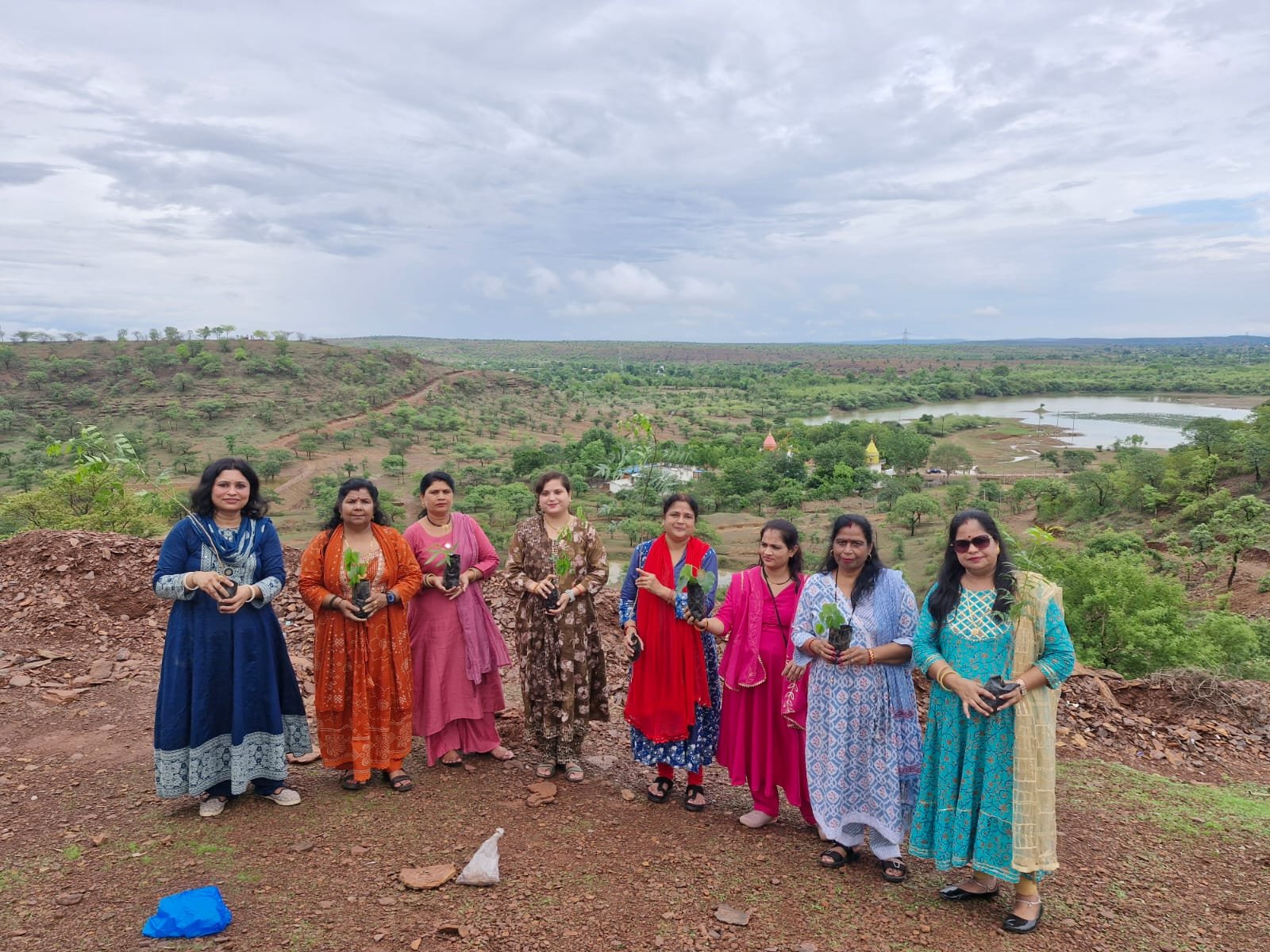 *वन महोत्सव के अंतिम दिवस सार्थी विश्वकर्मा महिला मंडल ने किया वृक्षारोपण एवं सीड बॉल निर्माण*