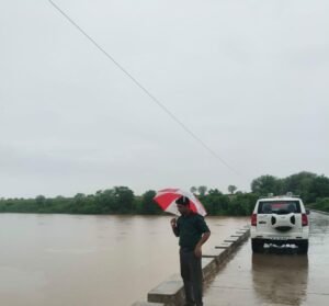 *कलेक्टर के निर्देश पर तहसीलदार उमेश तिवारी ने किया कोटा पुल का निरीक्षण सुरक्षा के पुख्ता इंतजाम*