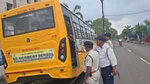 *स्कूल बस स्पेशल चेकिंग अभियान दमोह पुलिस की सख्त कार्रवाई 3 स्कूल बसों पर ₹48,500 का चालान*