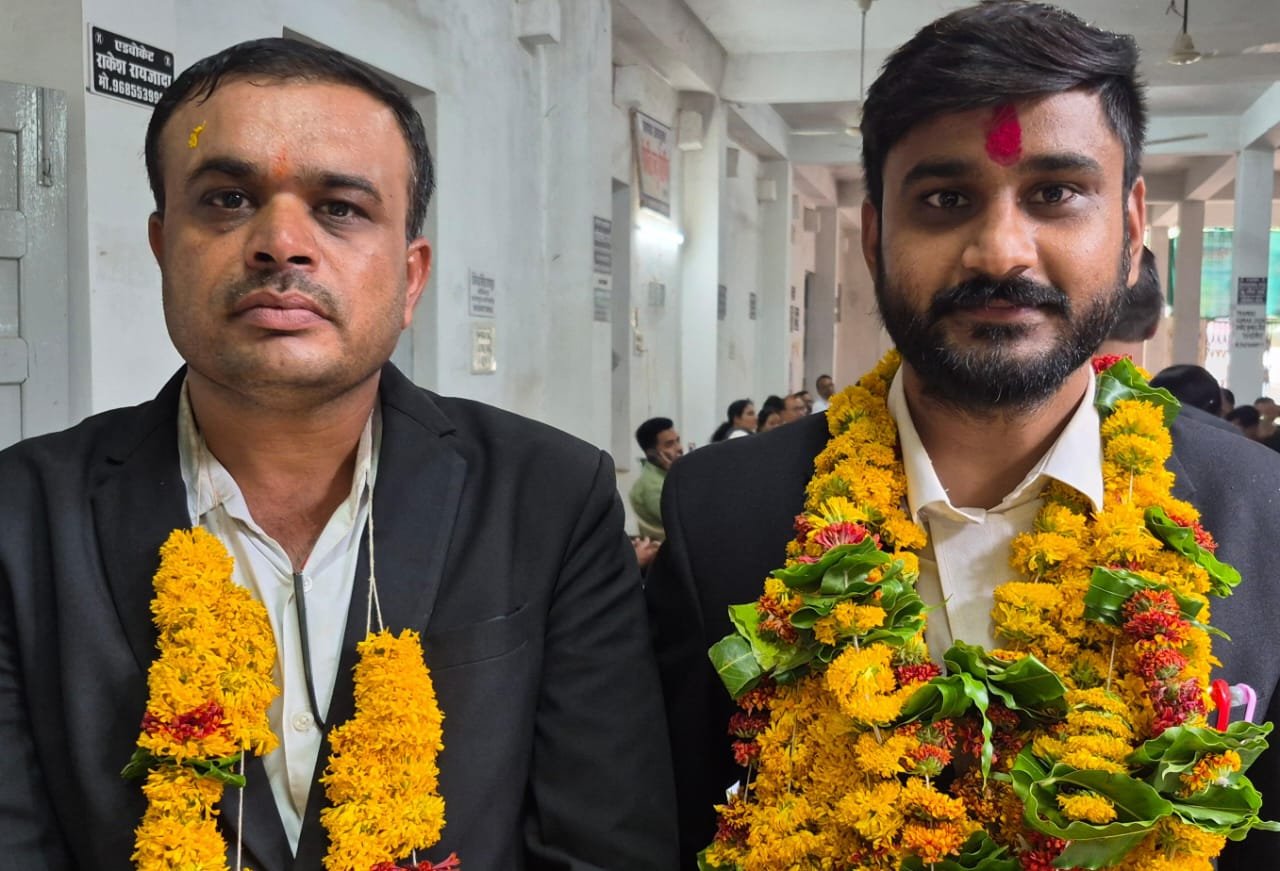 *दमोह जिला अधिवक्ता संघ चुनाव अध्यक्ष पद पर एड. मुकेश पांडे 5 मतों से विजयी*