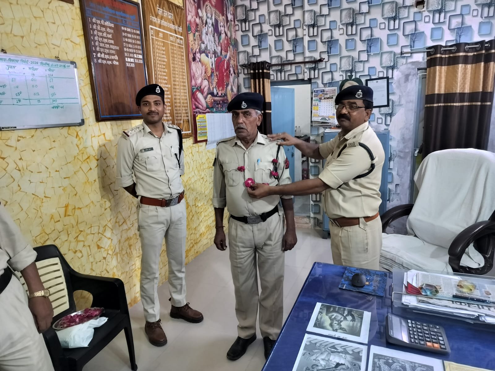 *दमोह जिला जेल में पदोन्नति प्राप्त अधिकारियों का सम्मान जिला जेलर मांगीलाल पटेल ने स्टाफ के साथ दी शुभकामनाएं*