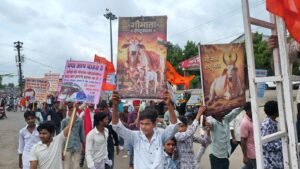 *5 लाख हस्ताक्षरों के साथ गौ माता को राष्ट्र माता का दर्जा देने की मांग दमोह में हजारों गौ भक्तों की विशाल रैली*