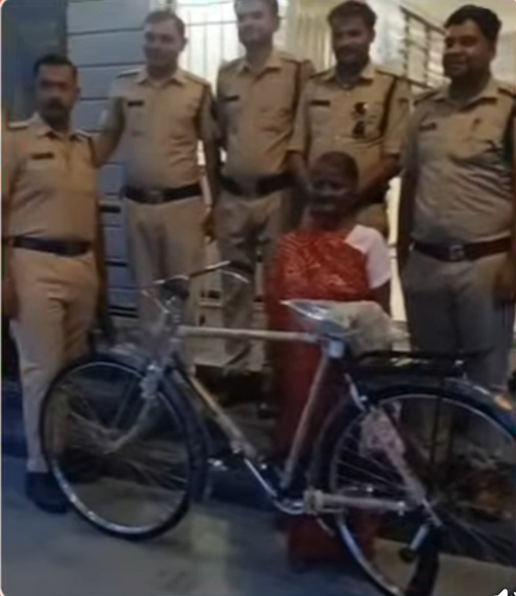 *चोरी हुई साइकिल के बदले दमोह पुलिस ने दिलाई नई साइकिल इंसानियत की मिसाल बनी खाकी*