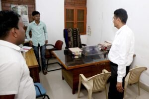 *दमोह में कलेक्टर का बड़ा एक्शन 5 विभागों के 48 अधिकारी-कर्मचारी मिले अनुपस्थित एक दिन का वेतन काटने के निर्देश*