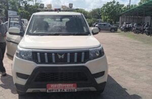 *बटियागढ़ तहसीलदार की गाड़ी पर लगी थी लाल बत्ती सवाल पूछते ही बोले—“हमें तो मालूम ही नहीं”*