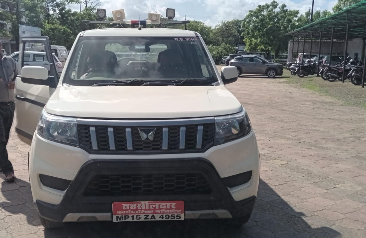 *बटियागढ़ तहसीलदार की गाड़ी पर लगी थी लाल बत्ती सवाल पूछते ही बोले—“हमें तो मालूम ही नहीं”*
