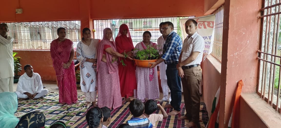 *पारना में तिरंगा यात्रा निकालकर नवांकुर सखियों को पौधे किए वितरित*