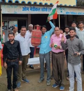 *महंगाई के खिलाफ जबेरा में ब्लॉक कांग्रेस का अनूठा प्रदर्शन, बाजार में बांटी शक्कर*