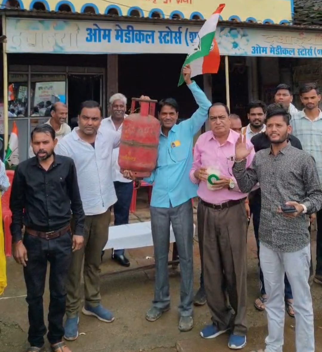 *महंगाई के खिलाफ जबेरा में ब्लॉक कांग्रेस का अनूठा प्रदर्शन, बाजार में बांटी शक्कर*