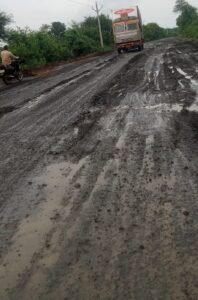 *बदहाल हुआ जबेरा बायपास कीचड़ में तब्दील हुई सड़क*