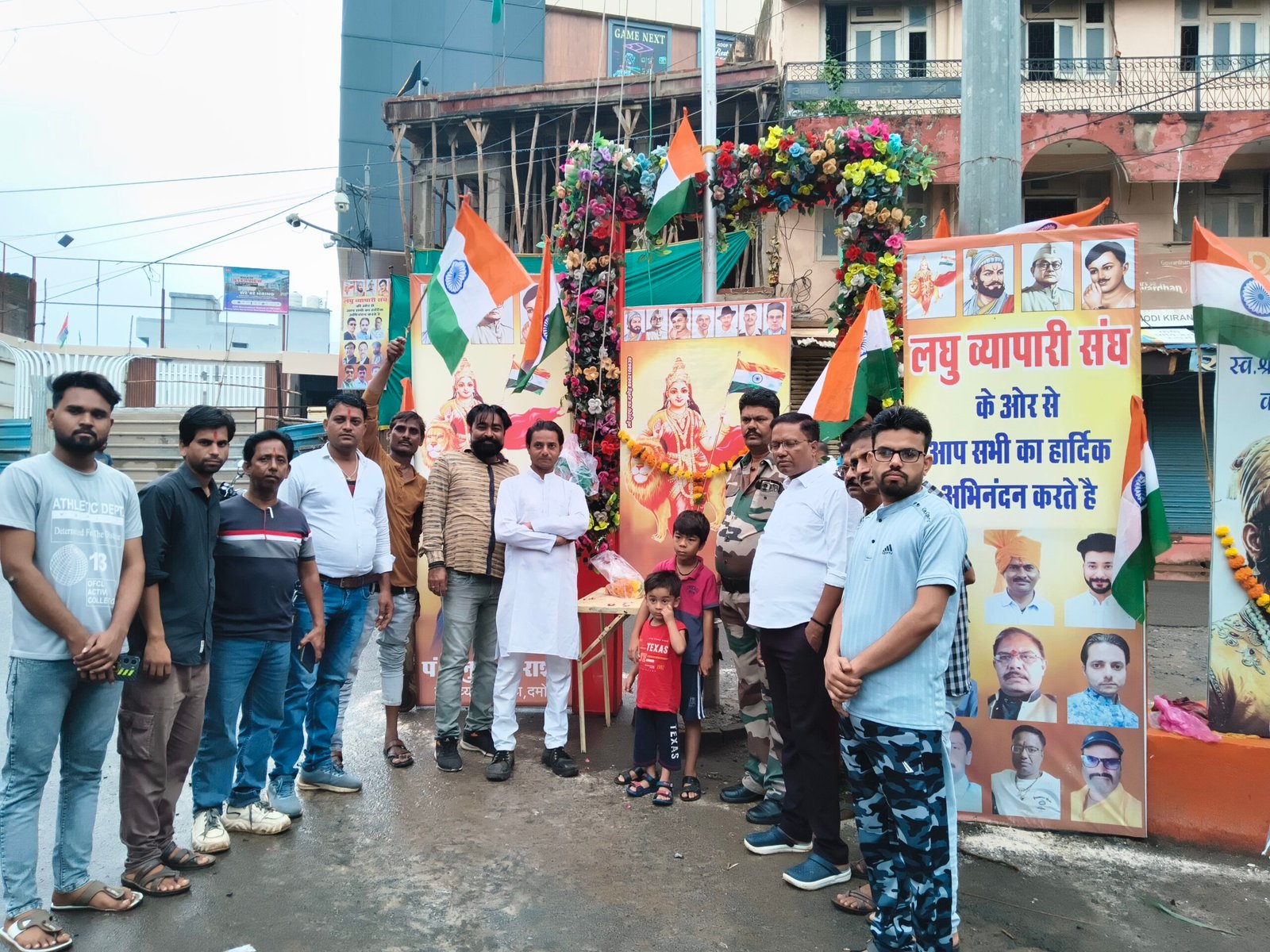 *50 फीट ऊंचे तिरंगे के साथ लघु व्यापारी संघ ने मनाया आजादी का पर्व बेटी ने किया ध्वजारोहण*