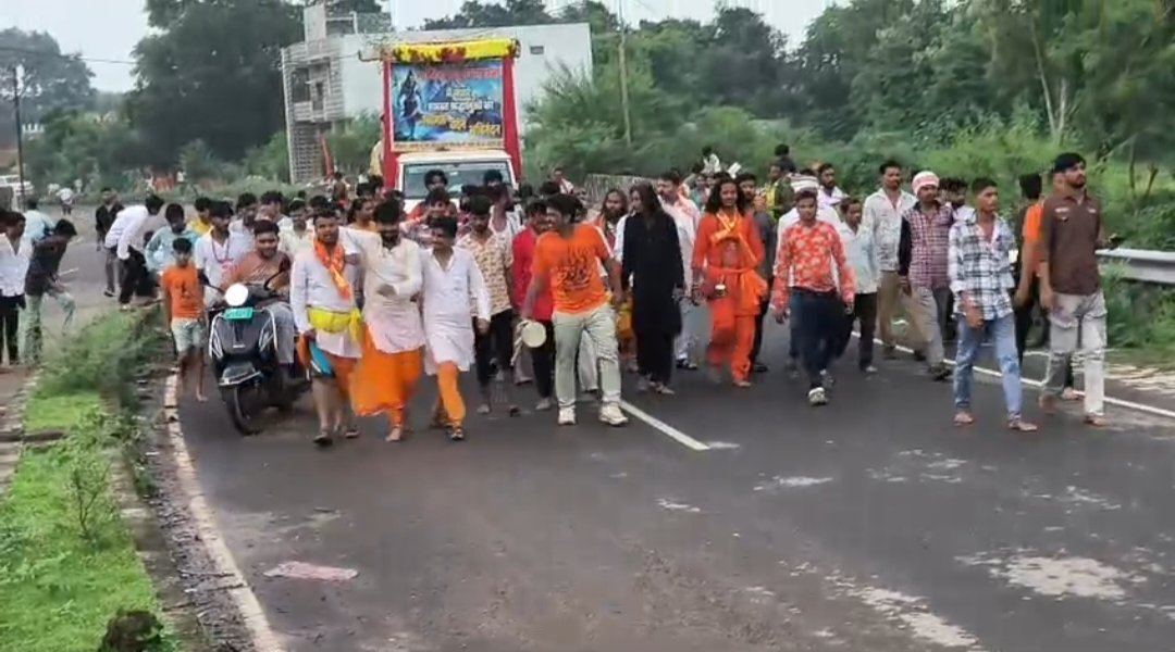 *श्री जागेश्वरनाथ धाम के दर्शन के लिए हटा से नंगे पांव निकली भव्य कांवड़ यात्रा*