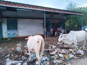*सरकारी उचित मूल्य दुकान के पास गंदगी का अंबार, राशन लेने वाले उपभोक्ता परेशान*