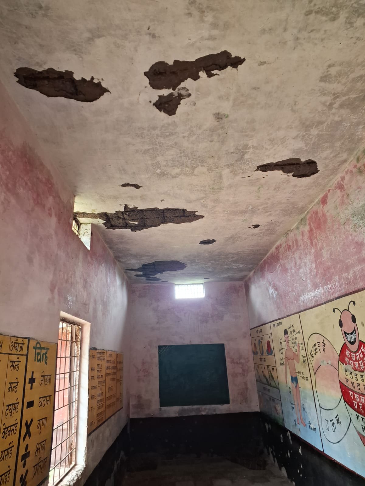*भजिया प्राथमिक स्कूल की आधी छत गिरी 150 बच्चों की सुरक्षा पर मंडरा रहा खतरा*