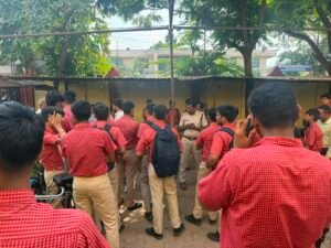 *नाबालिग वाहन चालकों पर यातायात पुलिस की सख्ती, 30 पर कार्रवाई कर ₹30 हजार समन शुल्क वसूला*