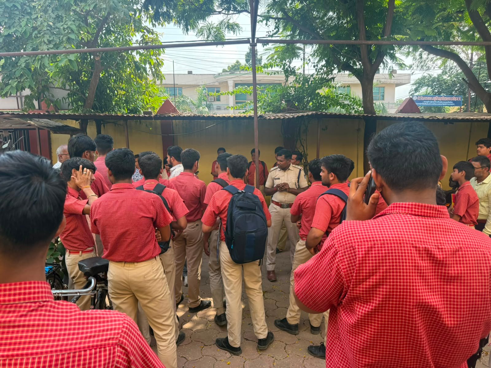 *नाबालिग वाहन चालकों पर यातायात पुलिस की सख्ती, 30 पर कार्रवाई कर ₹30 हजार समन शुल्क वसूला*