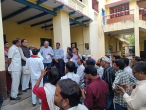 *मंदिर ट्रस्ट कमेटी के मौन पर सवाल बैठक में कोरिडोर निर्माण में बाधक अतिक्रमण हटाने*  *मंदिर की भूमि पर संचालित पेट्रोल पंप की लीज रद्द करने धर्म प्रेमियों ने दिया पत्र*