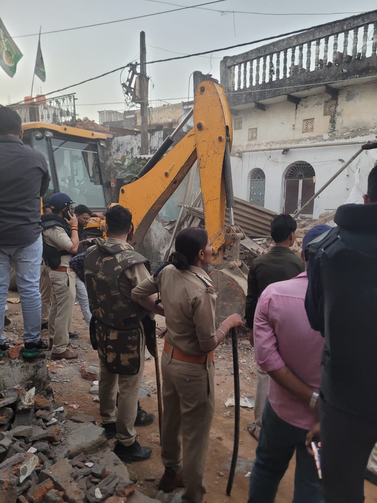 *गौवंश की रक्षा को लेकर प्रशासन सख्त चौकी प्रभारी समेत एक पुलिसकर्मी निलंबित*
