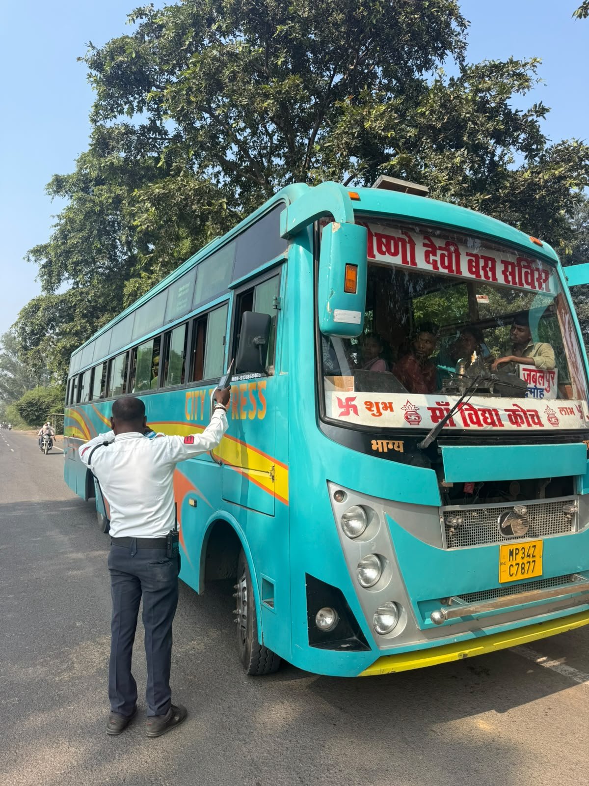 *दमोह में यातायात पुलिस की बड़ी कार्रवाई शराब के नशे में बस चलाते चालक पर कार्रवाई दो बसों से 20 हजार रुपये जुर्माना वसूला*