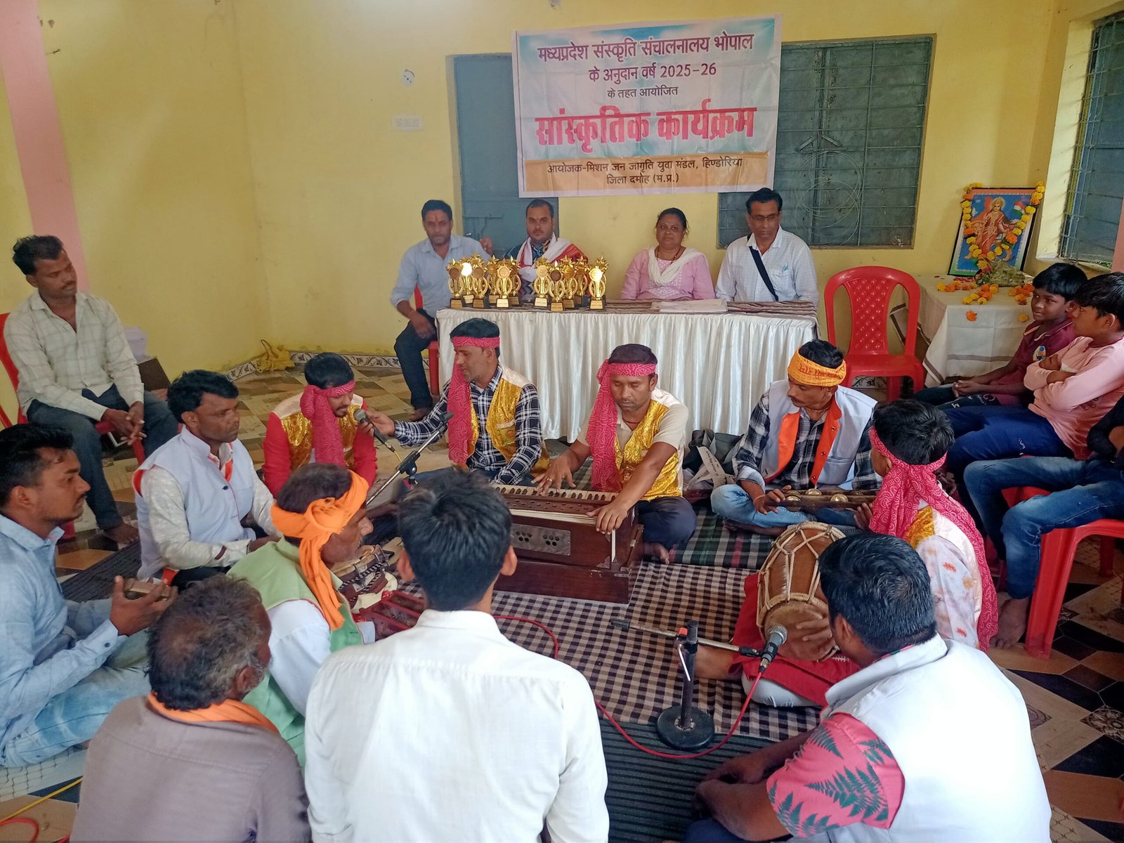 *ग्राम ग्वारी में बुंदेली संस्कृति की छटा, देवी गीतों और देशभक्ति लोकगीतों ने मोहा मन*