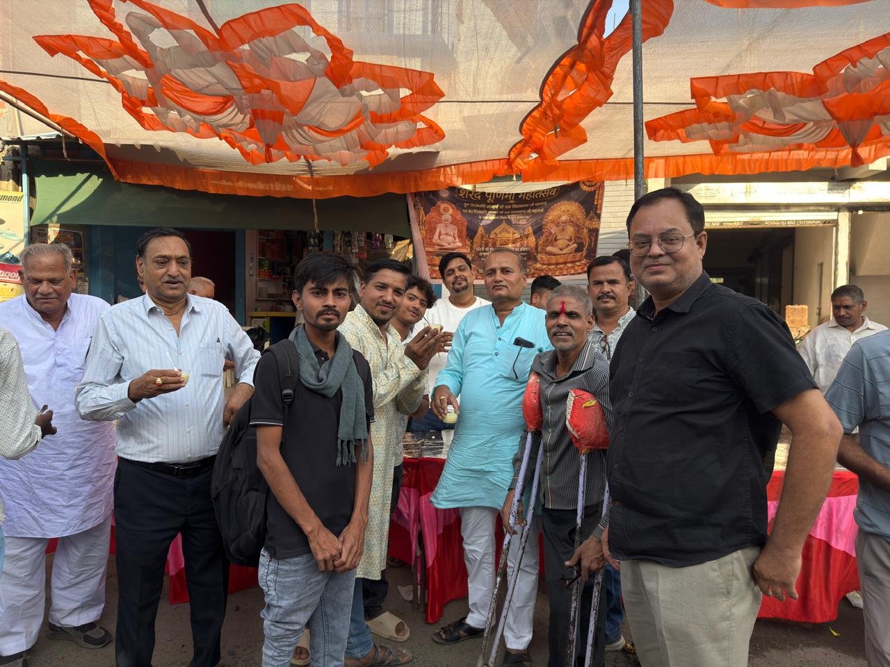 *आचार्य भगवंतों के अवतरण दिवस पर मिष्ठान वितरण कर बाँटी खुशियाँ*