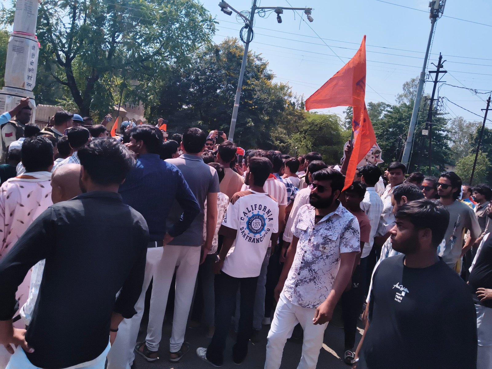 *गौहत्या की घटना के विरोध में सर्व हिंदू समाज का प्रदर्शन मुख्यमंत्री के नाम सौंपा ज्ञापन*